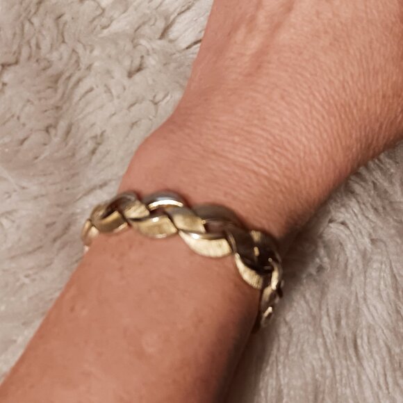 Vintage Elegance! Vintage Crown Trifari Large Link Bracelet - Picture 1 of 7